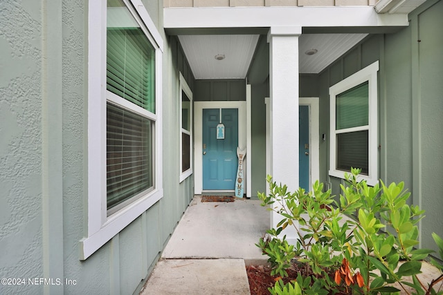 doorway to property with covered porch