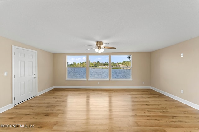 empty room featuring light hardwood / wood-style floors and ceiling fan