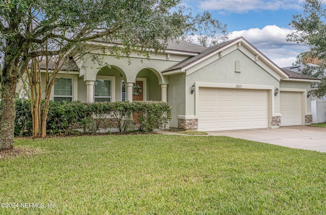 view of front of house featuring a front lawn and a garage