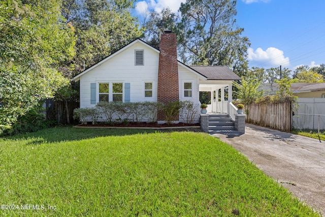 view of front of property with a front lawn