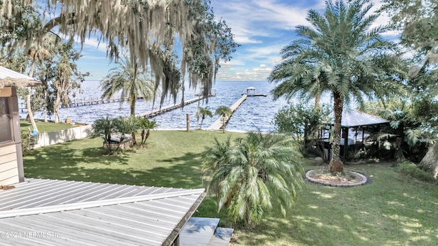 view of yard featuring a water view