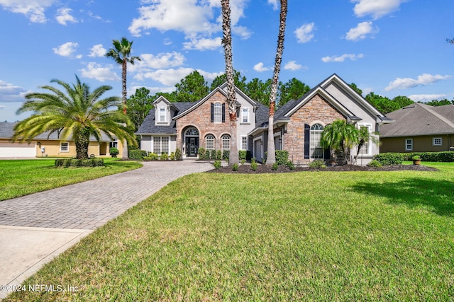 view of front of property featuring a front lawn