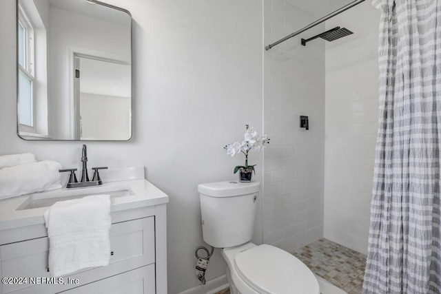 bathroom featuring a shower with curtain, vanity, and toilet