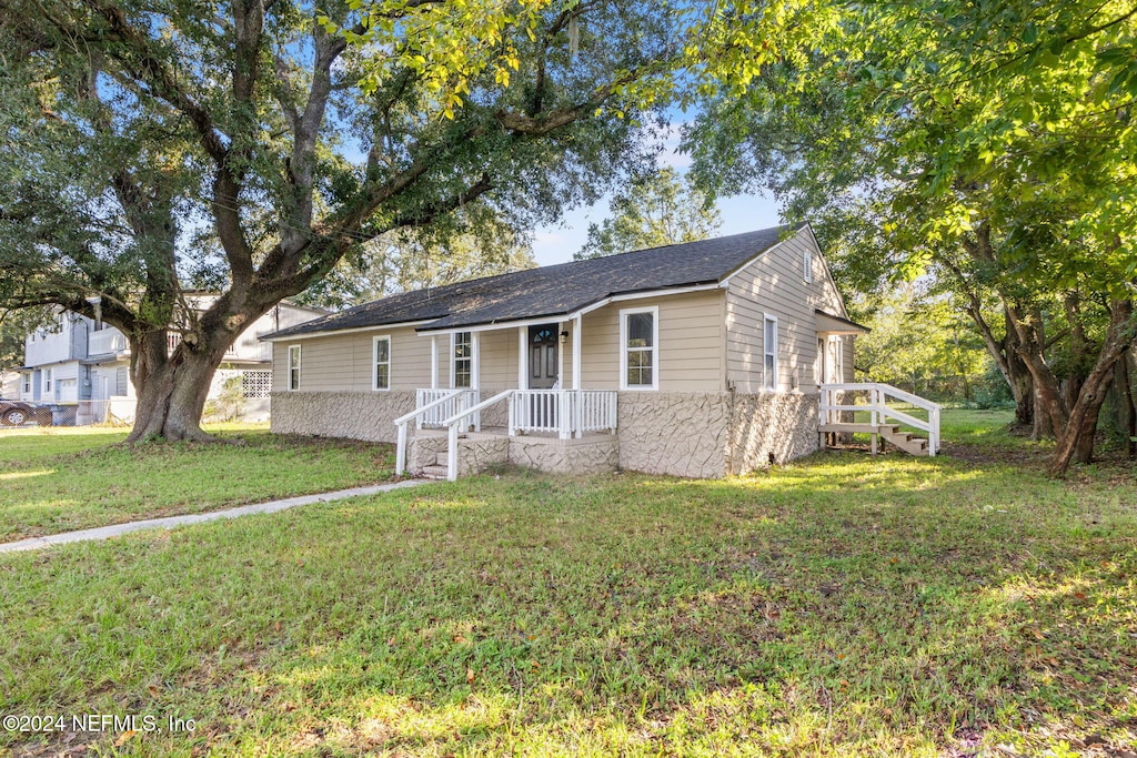 single story home featuring a front lawn