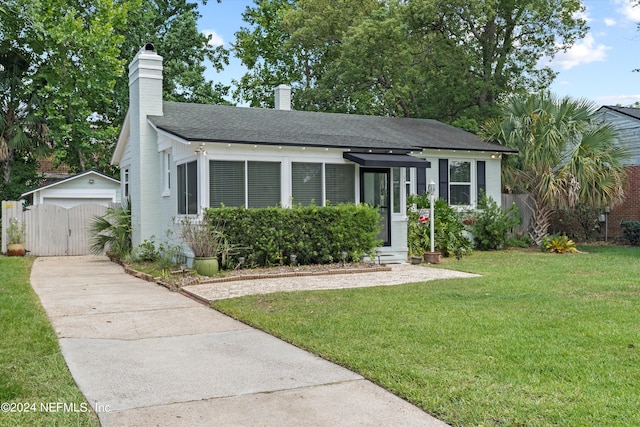 view of front of property featuring a front yard