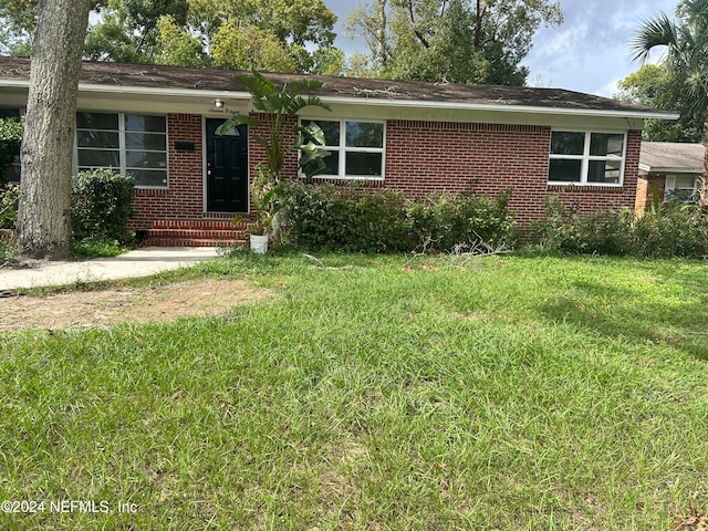 single story home featuring a front lawn