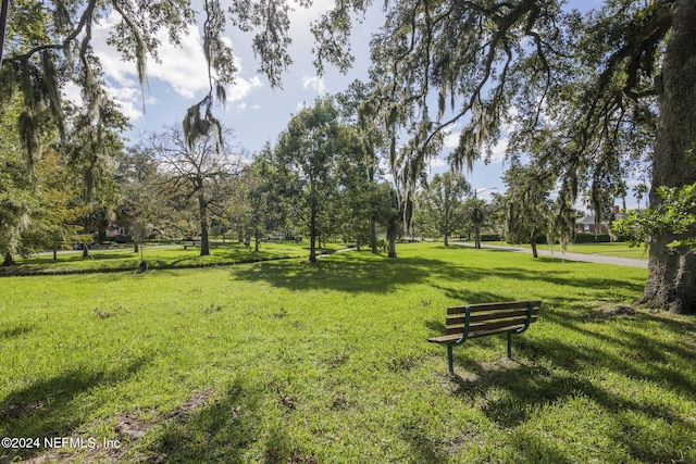 view of property's community featuring a yard