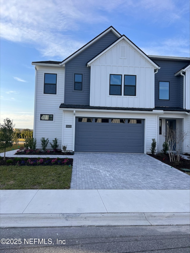 view of front facade with a garage