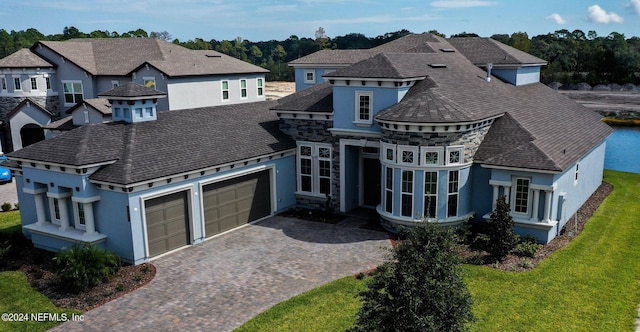 view of front of home featuring a front lawn