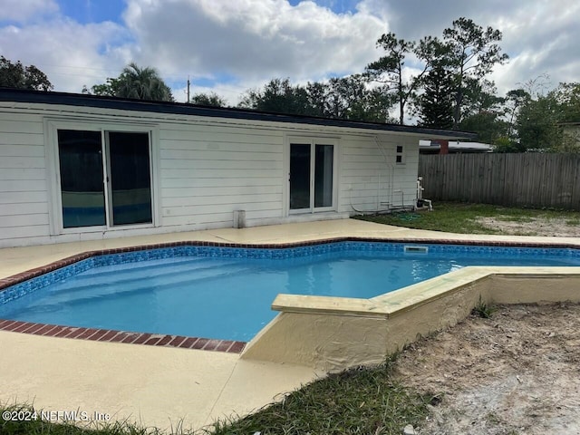 view of swimming pool