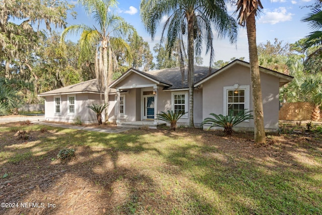 ranch-style home featuring a front lawn