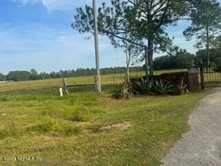 view of yard featuring a rural view