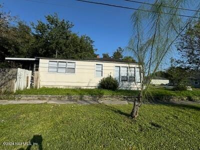 manufactured / mobile home featuring a front yard