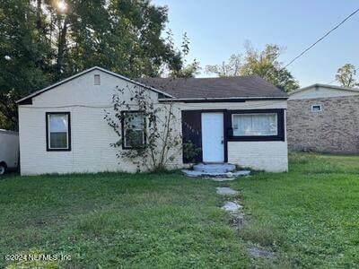 single story home with a front lawn