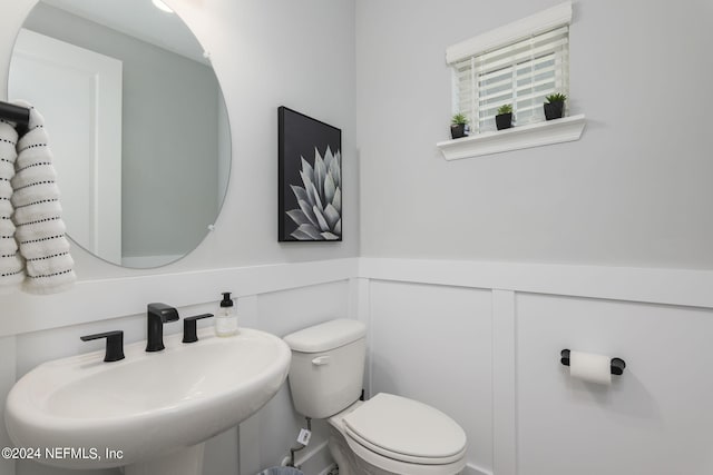 bathroom featuring toilet and sink