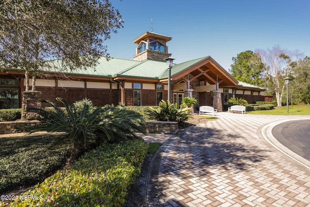 view of front of property featuring a front lawn