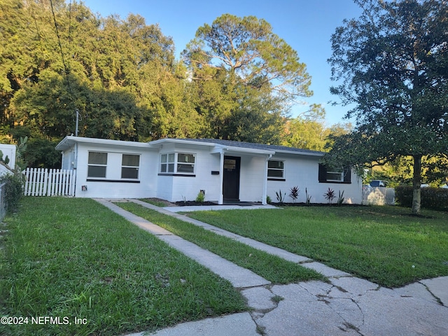 view of front of house with a front lawn