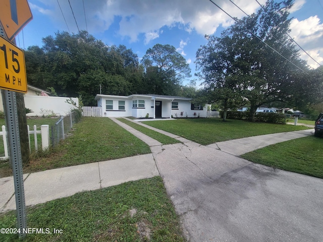 view of front of house featuring a front lawn