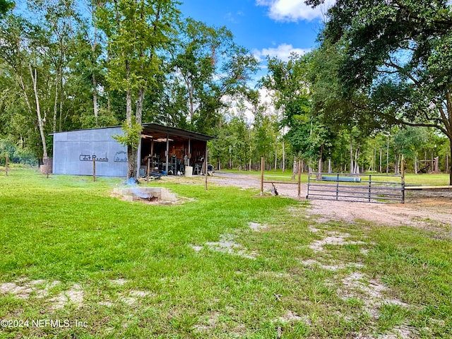 view of yard with an outbuilding