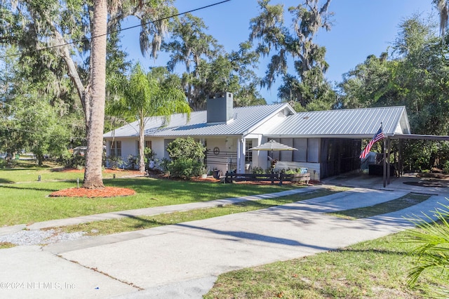 view of front of property featuring a front yard and a carport