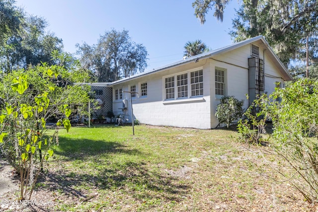 view of front of property with a front lawn