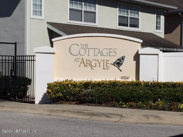 view of community / neighborhood sign