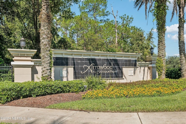 view of community / neighborhood sign