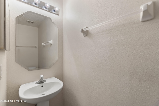 bathroom featuring sink