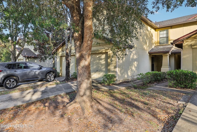 view of front facade featuring a garage