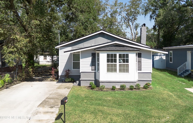 view of front of house with a front lawn