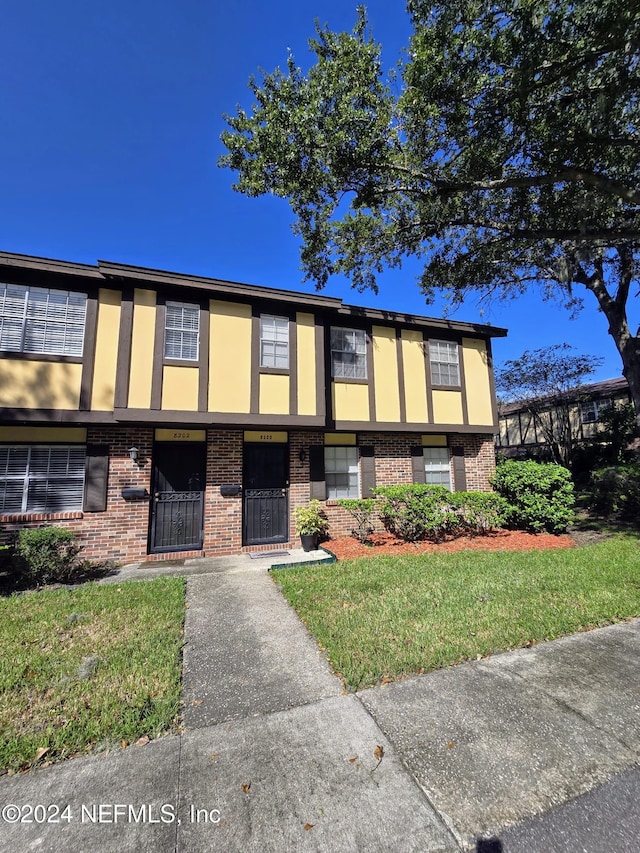 view of front facade with a front lawn