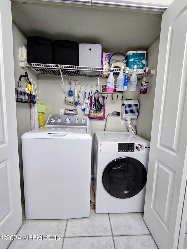 washroom featuring washer and clothes dryer