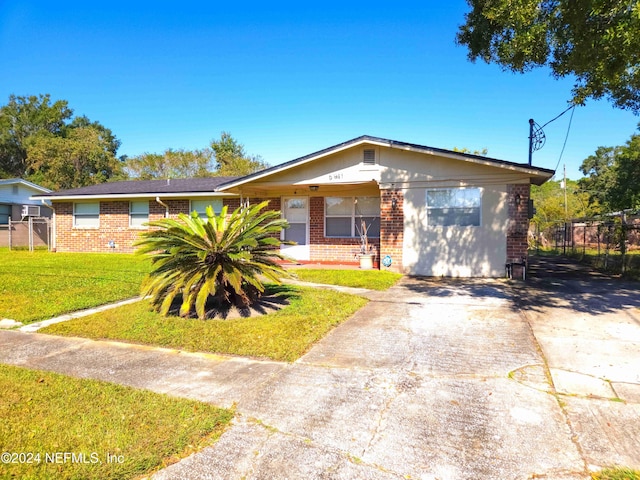 ranch-style home featuring a front lawn