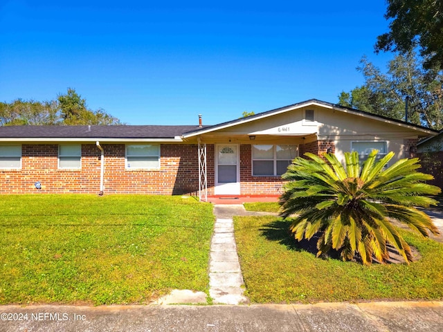 single story home with a front lawn