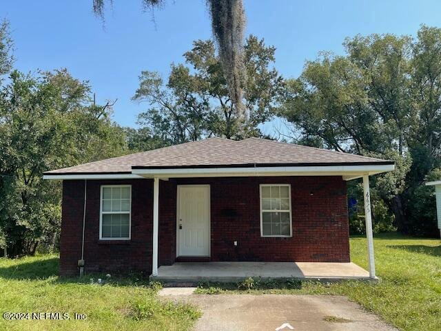 view of front of house with a front yard