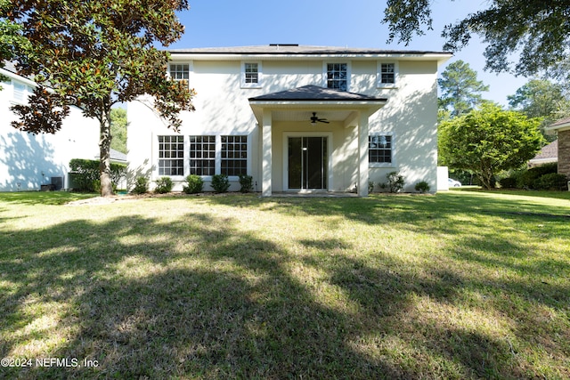 view of front of house featuring ceiling fan and a front yard