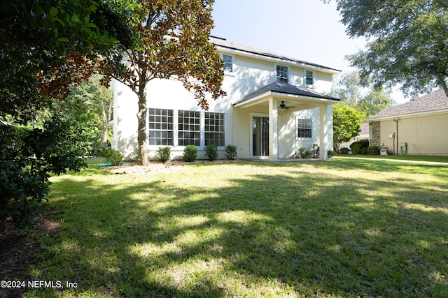 view of front of house with a front lawn and ceiling fan