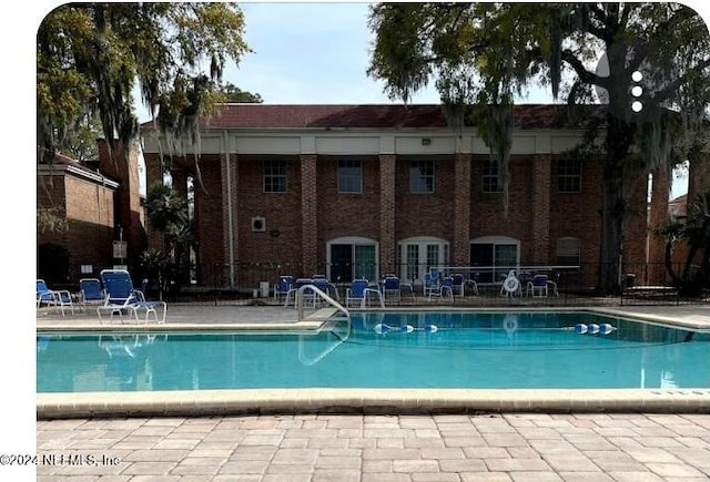 view of swimming pool