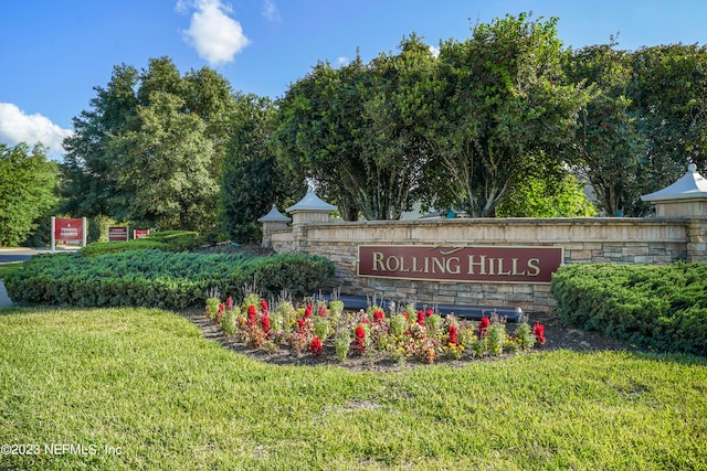 community / neighborhood sign featuring a lawn