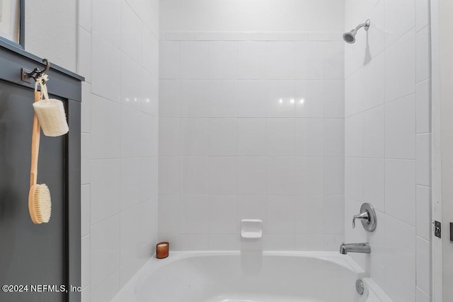 bathroom featuring tiled shower / bath