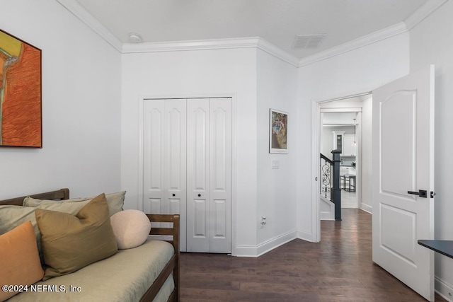 living area featuring dark wood-style floors, stairs, visible vents, baseboards, and ornamental molding