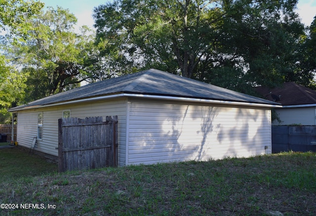 view of side of property featuring a lawn