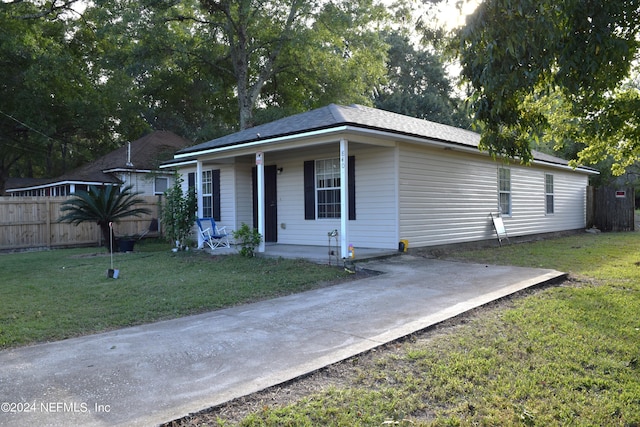 view of front facade with a front yard