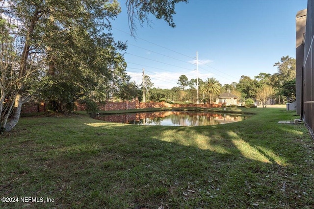 view of yard featuring a water view