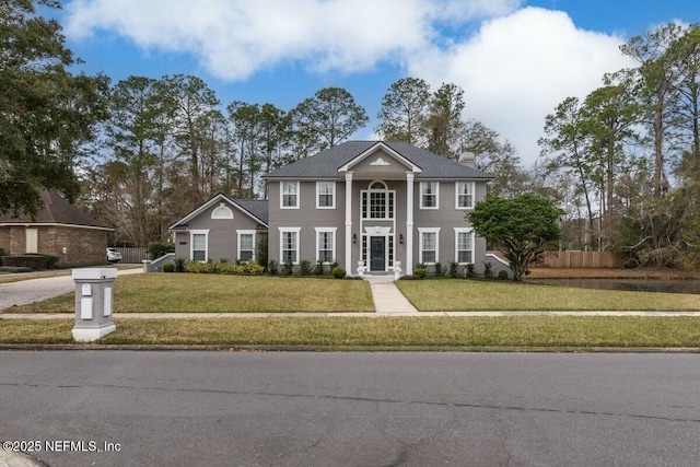 view of front of house featuring a front lawn