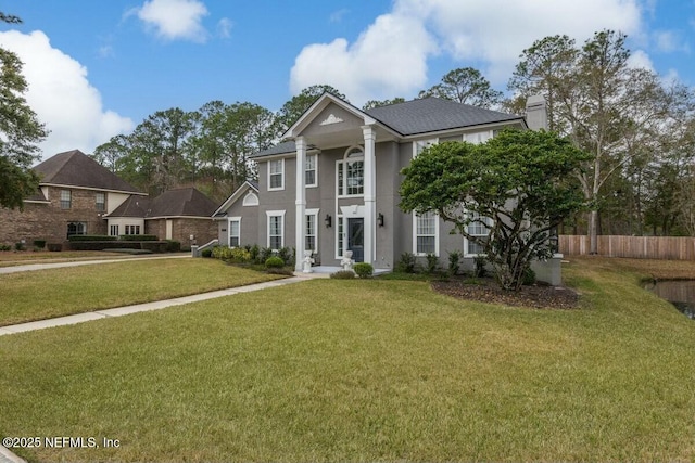 view of front of property featuring a front lawn