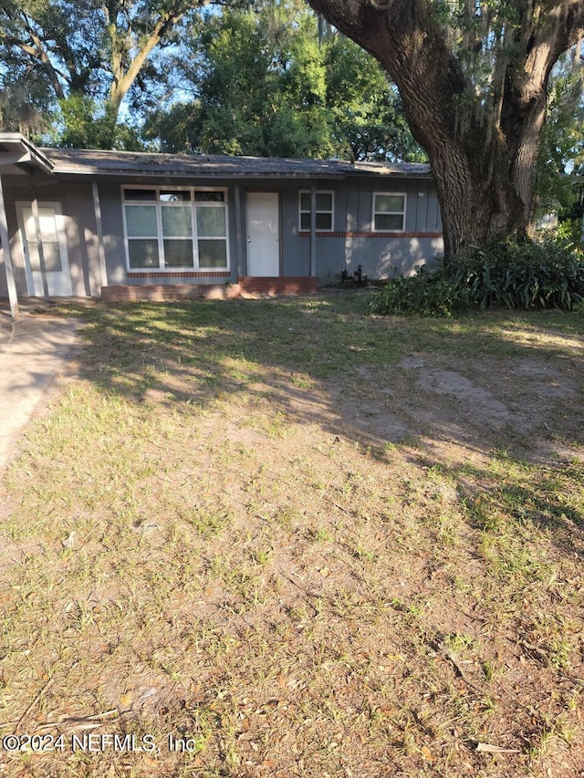 ranch-style house featuring a front lawn