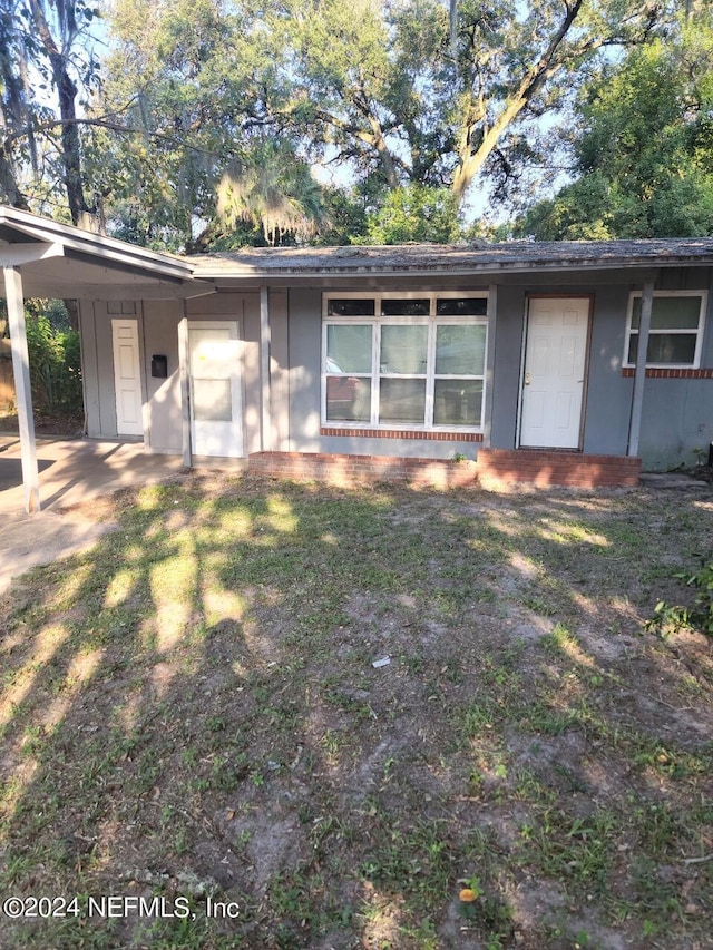 ranch-style house with a front yard