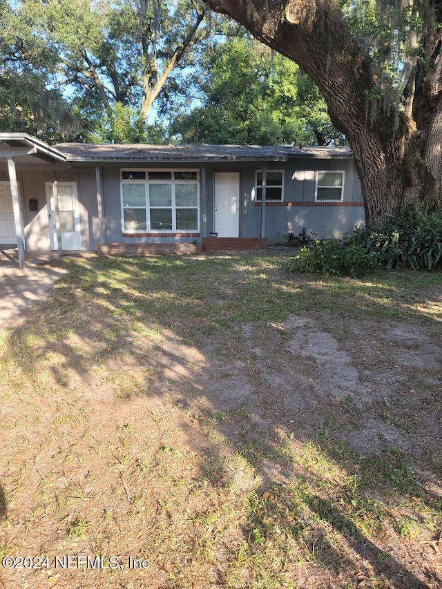 ranch-style home with a front yard