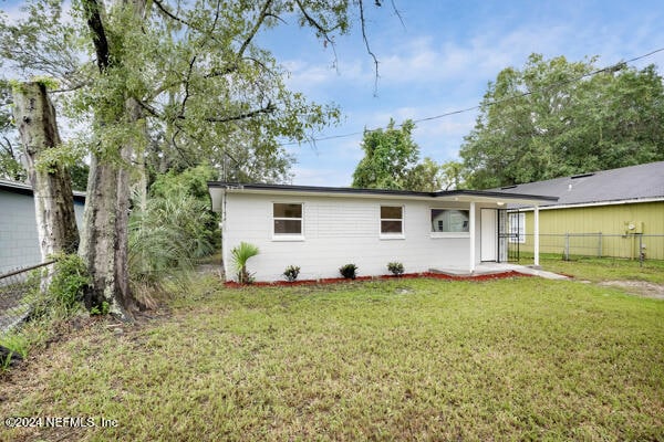 view of front facade with a front lawn